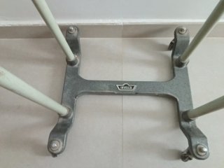 Mesa para máquina de escribir antigua