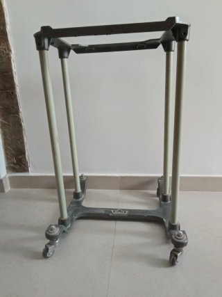 Mesa para máquina de escribir antigua