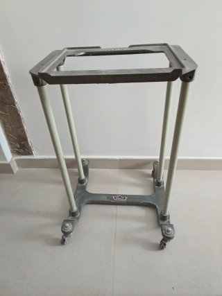 Mesa para máquina de escribir antigua