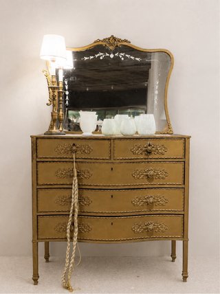 tocador francés con espejo original y ornamento