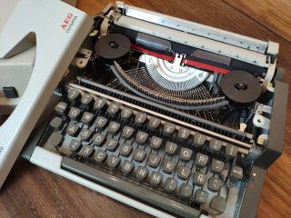 Máquina de escribir AEG Olympia Traveler