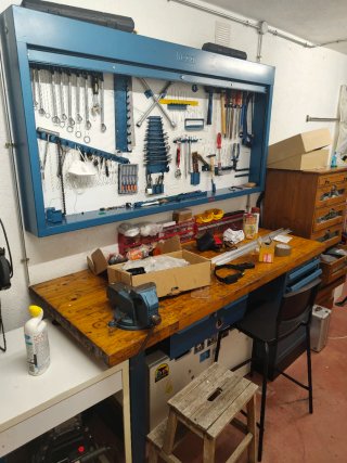 Mesa de trabajo Heco con armario