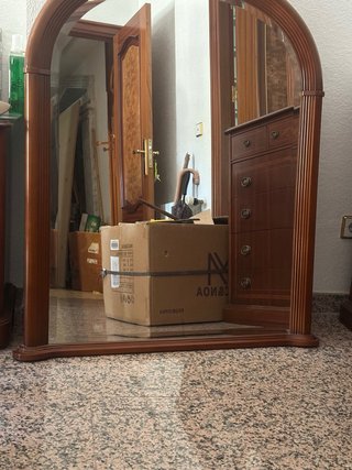 Espejo de madera con marco curvo