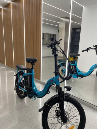 Bicicleta eléctrica plegable azul