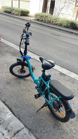 Bicicleta eléctrica plegable azul