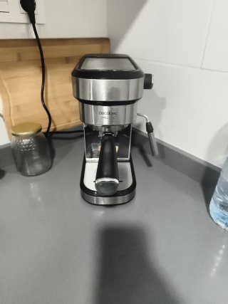 Cafetera Cecotec Cafeizzia,con dos cazillos de 1y2