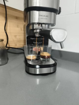 Cafetera Cecotec Cafeizzia,con dos cazillos de 1y2