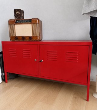 Mueble IKEA PS metálico rojo