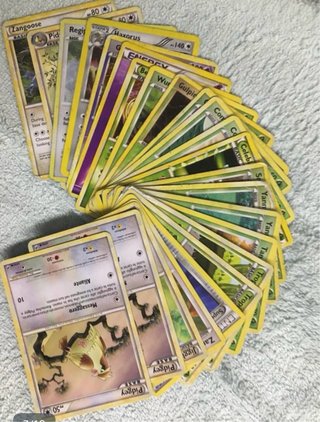 148 Cartas Pokémon + Caja Metálica