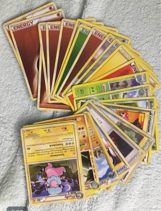 148 Cartas Pokémon + Caja Metálica
