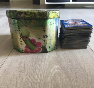 148 Cartas Pokémon + Caja Metálica