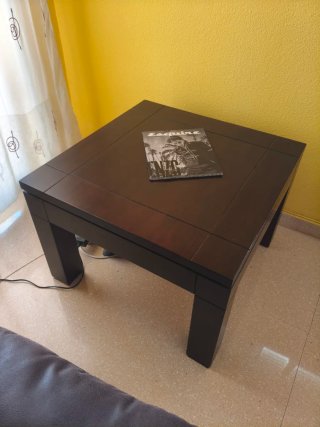 Mesa auxiliar de madera oscura 70x70