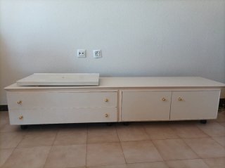 Mueble TV blanco con detalles dorados