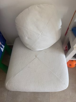 Puff y cojín blanco de tela