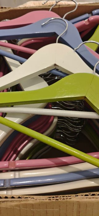 Lote 60 Perchas de Madera para ropa infantil.