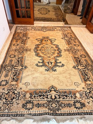 Alfombra beige y marrón