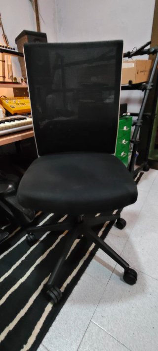 Silla de oficina ergonómica negra y blanca