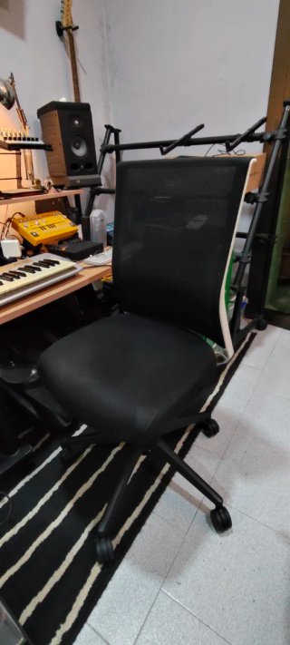 Silla de oficina ergonómica negra y blanca