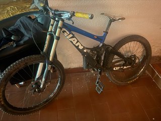 Bicicleta Descenso Giant Negra/Azul Urge vender