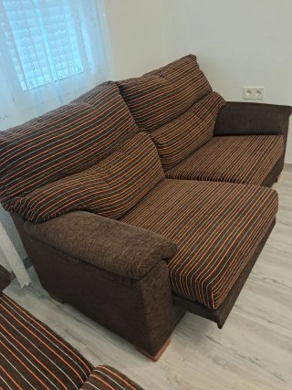 Sofá de tela marrón y naranja