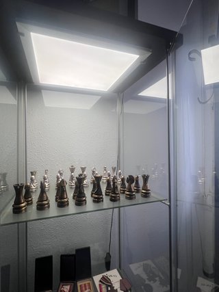 Vitrina Ikea Detolf con plafon led incorporado