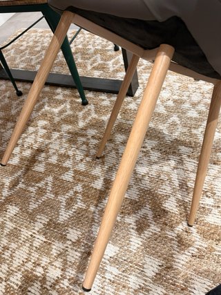 Silla polipiel cómoda con patas metalicas