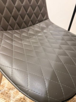 Silla polipiel cómoda con patas metalicas