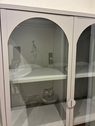 Vitrina gris con puertas de cristal