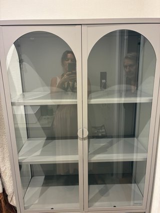 Vitrina gris con puertas de cristal