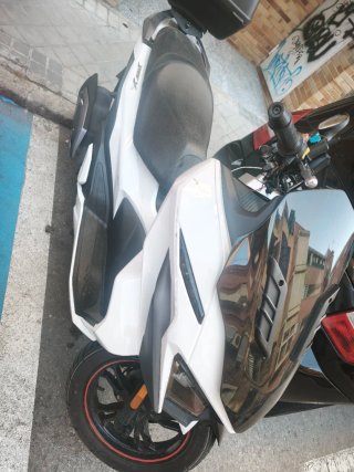 Moto Sym 125 Maxi Scooter Blanca, modelo Jet X 125