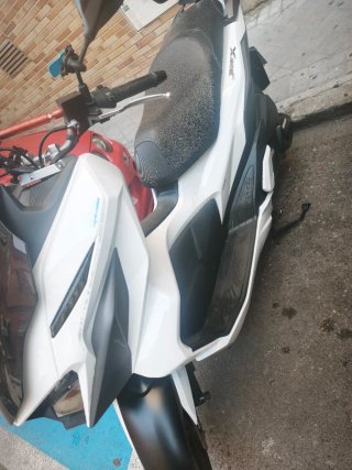 Moto Sym 125 Maxi Scooter Blanca, modelo Jet X 125