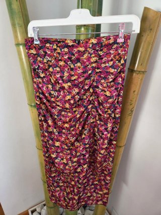 Falda midi negra Zara floral multicolor Talla S