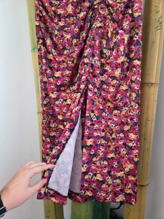 Falda midi negra Zara floral multicolor Talla S