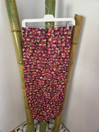 Falda midi negra Zara floral multicolor Talla S