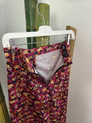 Falda midi negra Zara floral multicolor Talla S