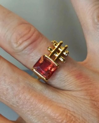 Anillo Diseño Arquitectónico Acero Dorado