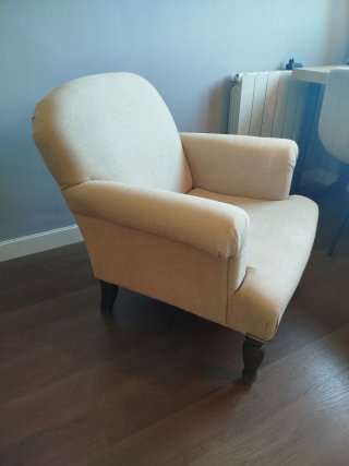 Sillón de tela con patas de madera