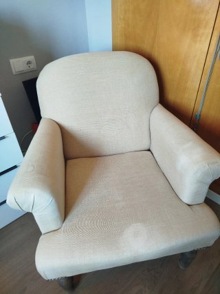 Sillón de tela con patas de madera