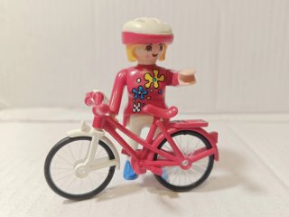 Playmobil mujer con bici rosa
