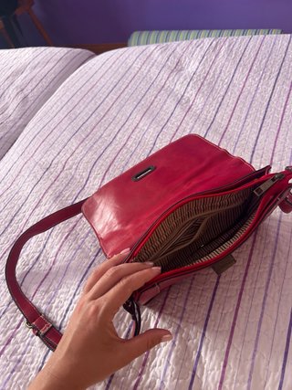 Bolso de piel rojo con diseño floral