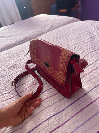 Bolso de piel rojo con diseño floral
