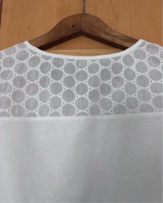Camiseta blanca con bordado azul