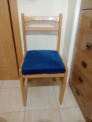 Silla de madera con asiento azul