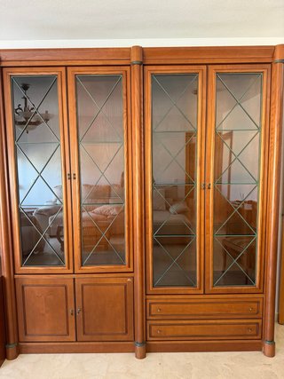 Mueble de madera con estantes de cristal