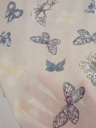 Blusa transparente con estampado de mariposas