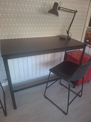 Mesa alta y 2 taburetes negros