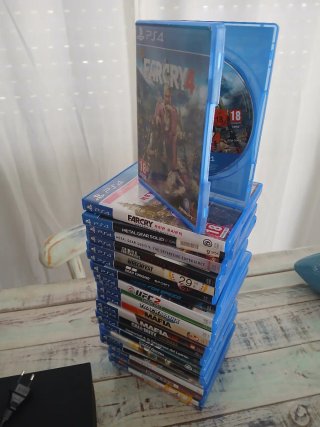 PS4 (PlayStation 4) con 25 juegos