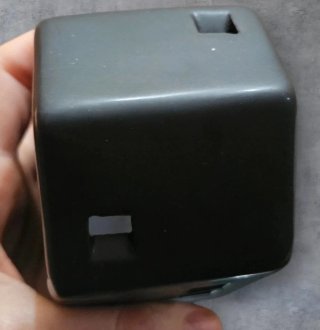 Portacandele nero a forma di casetta