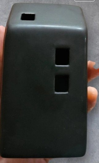 Portacandele nero a forma di casetta