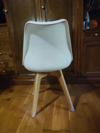 Silla blanca y madera